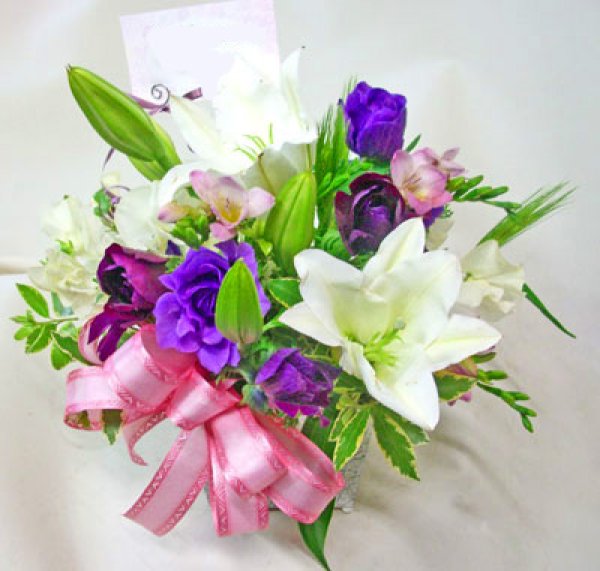 紫の花の春のアレンジメント フラワーギフトmarypoppins