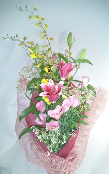 黄色の蘭 オンシジウムと優しいピンクの百合の花束です 豪華なイメージもありますので 贈呈用の花束や ご結婚祝い お誕生日のお祝い など 各種記念日などのフラワーギフトにどうぞ