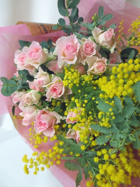 ミモザの日のプレゼントや ホワイトデーや ご卒業のお祝いにおすすめの花束です ミモザの花束 Lussier