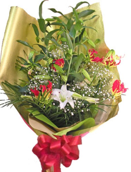 カサブランカとグロリオーサリリーという高級感のあるお花を 上質なゴールドの和紙でラッピングした花束です 個展 式典での贈呈用花束 として また目上の方へのお誕生日のお祝いなどフォーマルなシーンでお使いいただける花束です